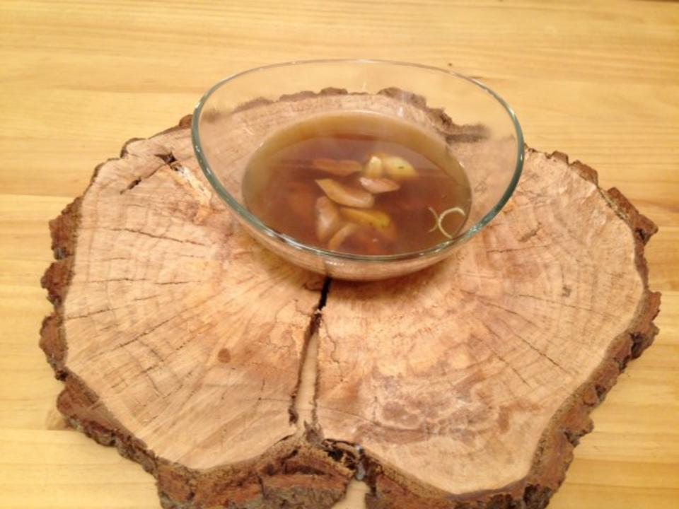 Grüner Tee vom Wildgeflügel mit gepökelter Wachtelbrust, Karotte und Lauch