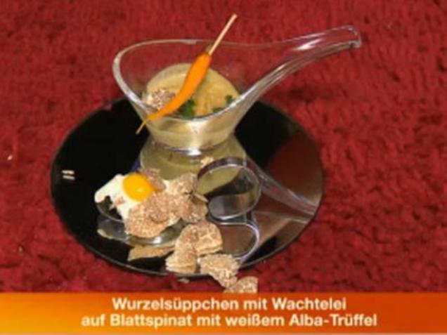 Wurzelsüppchen mit Wachtelei auf Blattspinat und weißem Alba Trüffel