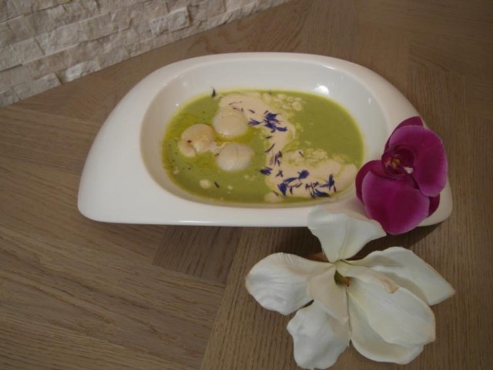 Feines Erbsensüppchen mit Kokosmilchschaum und gebratener Jakobsmuschel
