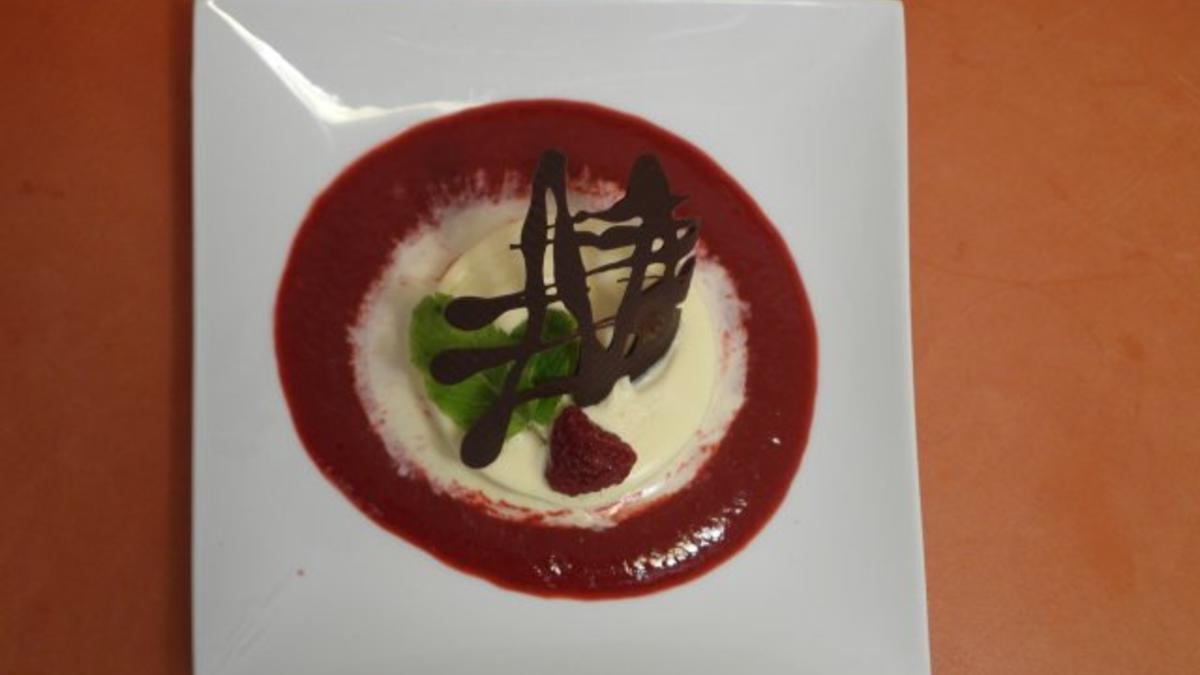 Das perfekte Dinner Rezepte - Weißes Schokoladenparfait auf Himbeerspiegel