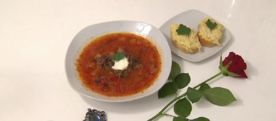 Borschtsch mit Käse-Aufstrich-Schnittchen