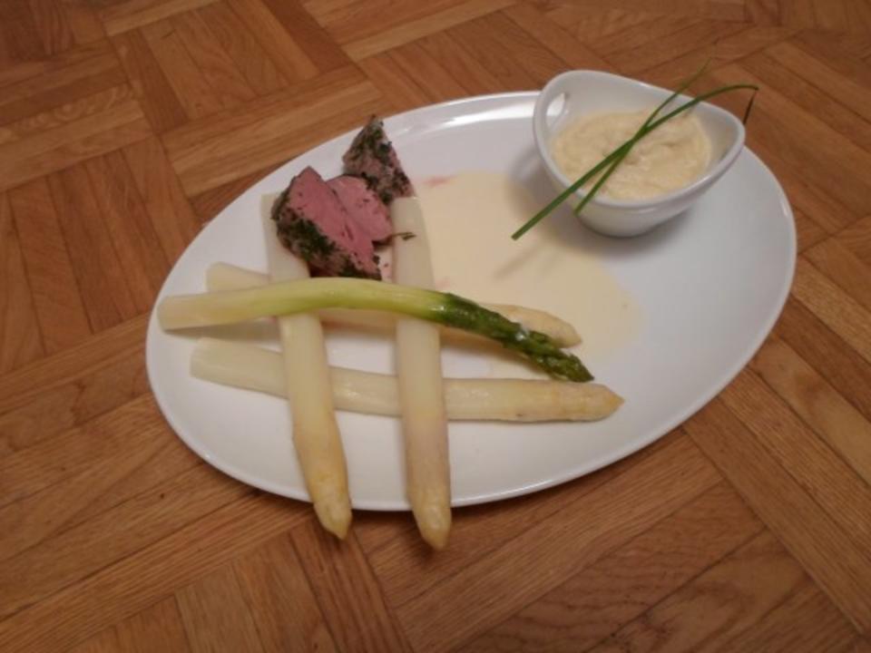 In Kräutern pochiertes Kalbsfilet, Selleriepüree, Weißweinsauce, weißer & grüner Spargel