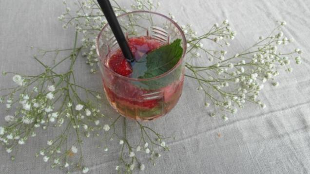 Das perfekte Dinner Rezepte - Erfrischende Erdbeerbowle mit Minze