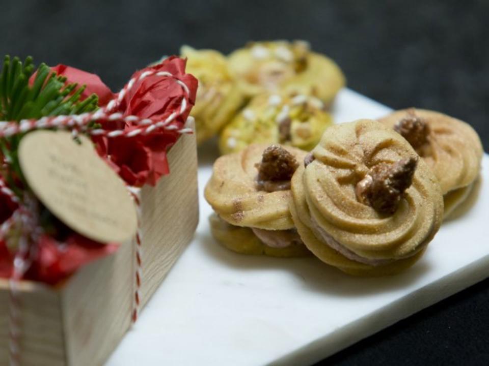 "Gewürzkringel mit Zwetschgensahne und gebrannter Mandel"