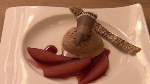 Das perfekte Dinner Rezepte - Pralinenparfait mit Rotweinbirnen