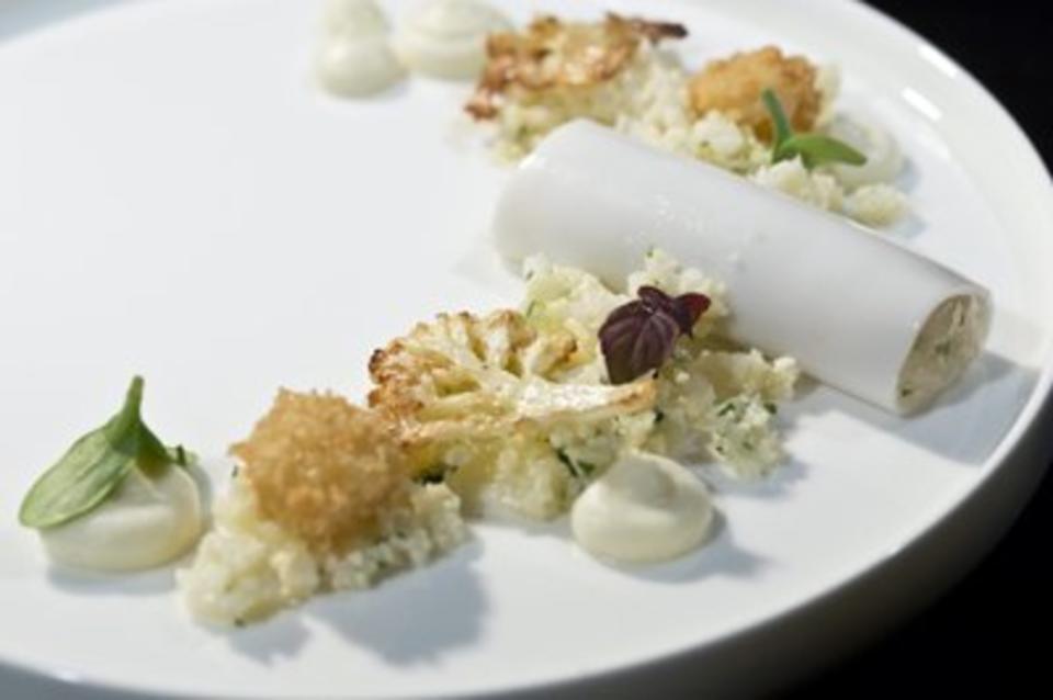 Jakobsmuscheltatar in Kokos-Cannelloni mit Blumenkohlvariation (Alexander Hoppe)