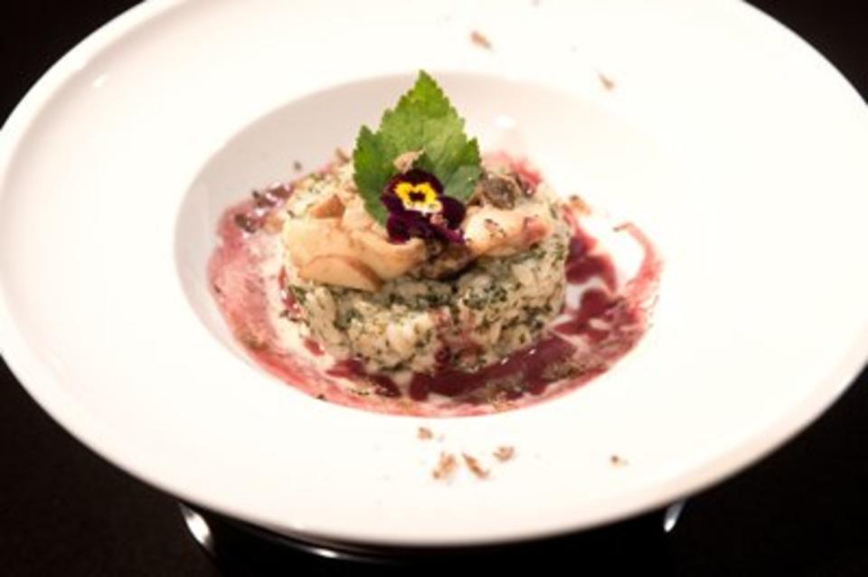 Wildkräuterrisotto mit Garnelen, Rotweinbutter und Trüffelschaum (Carolin Birner)