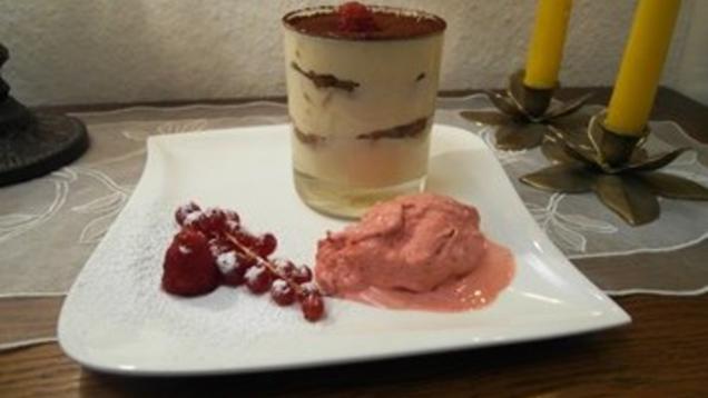 Das perfekte Dinner Rezepte - Weinbrand-Tiramisu mit Himbeereis