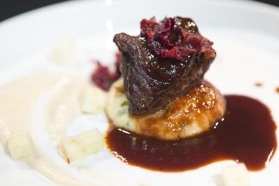 Geschmortes Kalbsbäckchen auf Kartoffelpüree mit  Zwiebelstampf (Nine Baumgarten)