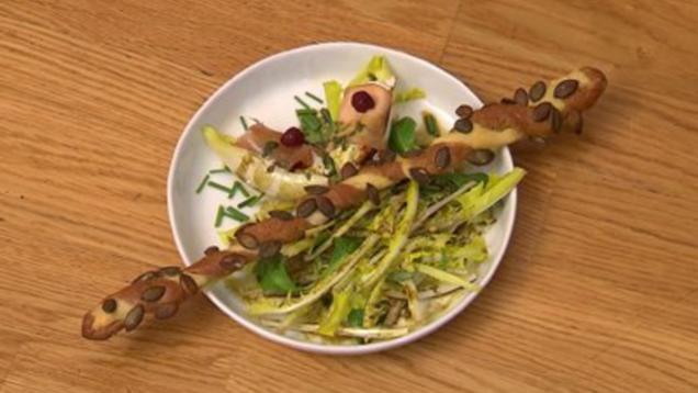 Das perfekte Promi Dinner Rezepte - Löwenzahnsalat mit Ziegenkäse und ...
