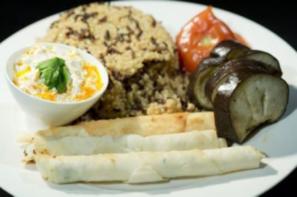 Adana Kebap mit Bulgur, Quark und Sigara Börek (Aileen Adler)