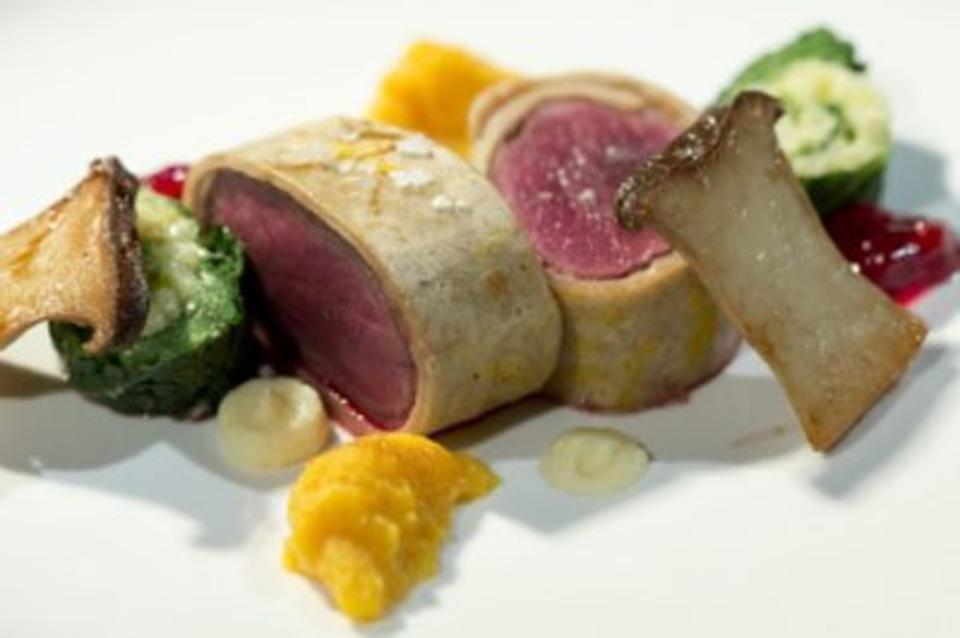 Rehrücken im Maronencrêpe mit Kräuterseitling, Wirsing und Pastinake (Katja Burgwinkel)