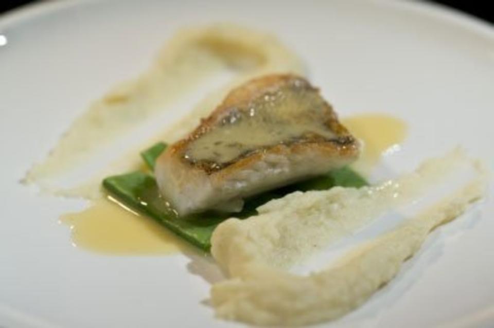 Zanderfilet mit Petersilienwurzelpüree, Zuckerschoten und Beurre Blanc (Daniel Schumacher)