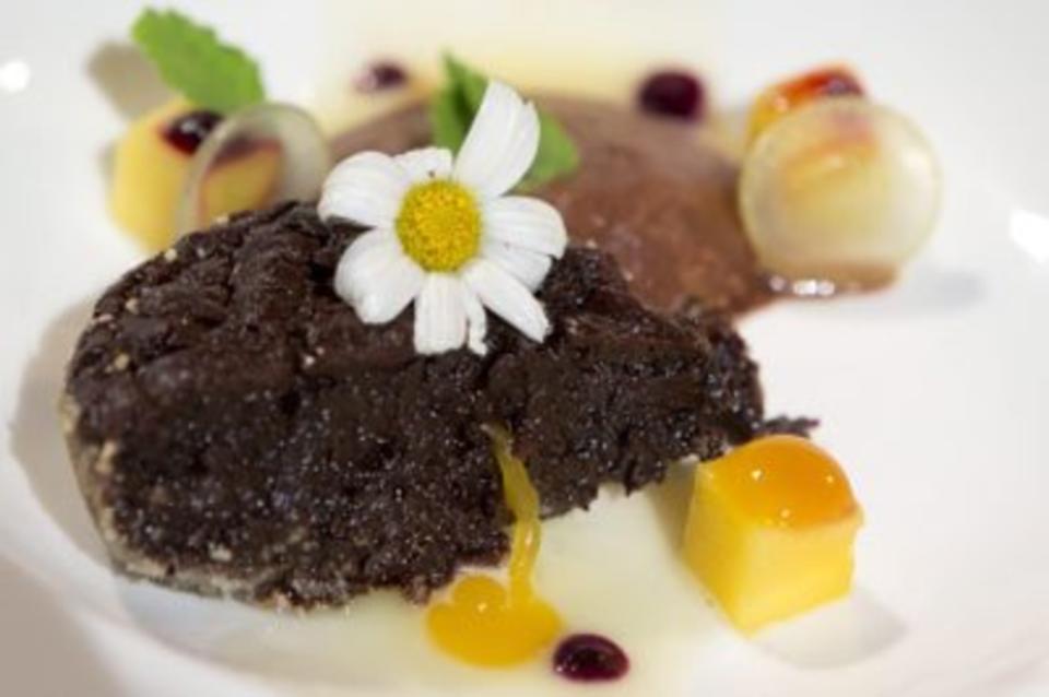 Schokoladenküchlein mit Mango und Schoko-Schaum (Josef Nentwig)