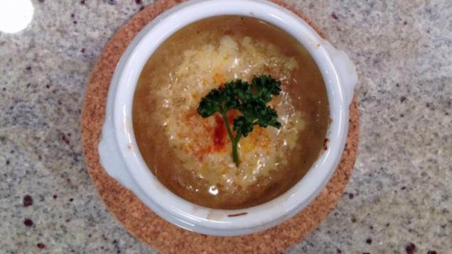 Das perfekte Dinner Rezepte - Zwiebelsuppe nach Art der Pariser Marktfrauen