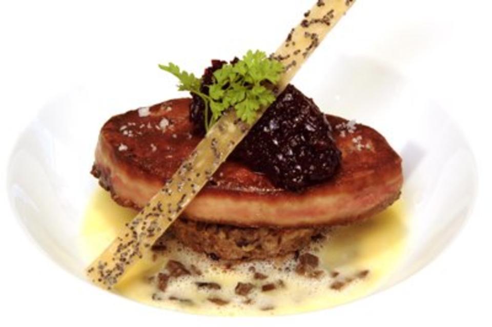 Getränktes Bauernbrot mit gebratener Gänsestopfleber & Schalottenconfit (Holger Bodendorf)