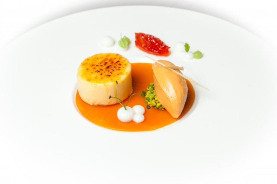 Ziegenkäse-Crème Brûlée mit Hagebuttengelee