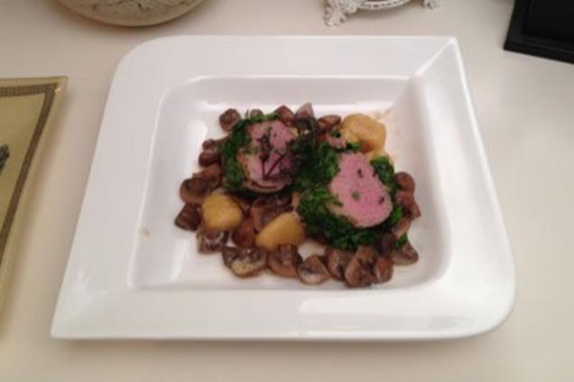 Pochiertes Kalbsfilet im Kräutermantel mit Gnocchi und frischen Pilzen