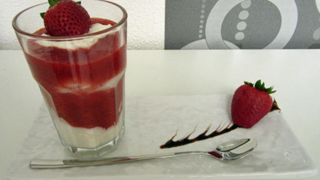 Das perfekte Dinner Rezepte - Erdbeeren mit Vanille-Eierlikörcreme