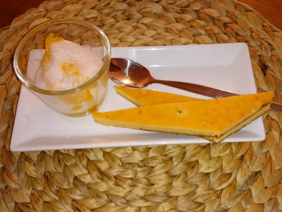 Orangensalat mit Amarettoschaum und Mandelbiskuit