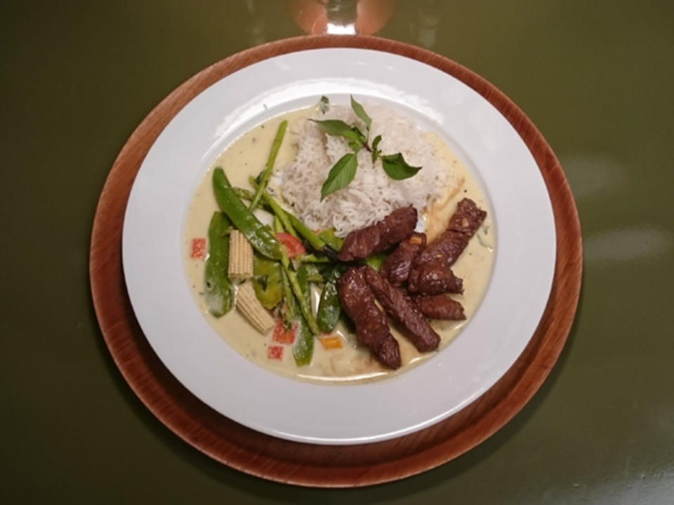 Gebratene Streifen vom Rinderfilet in Sesam-Sojamarinade