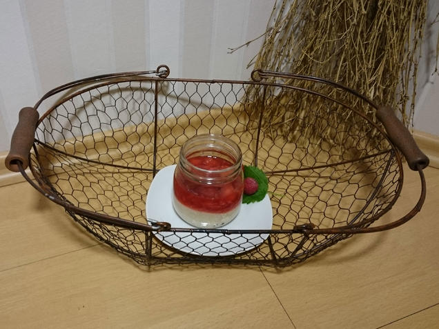Erdbeer-Himbeer-Kompott mit Buttermilch-Grießnocken