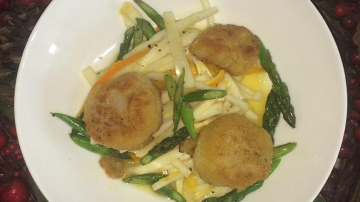Das perfekte Dinner Rezepte - Panierte Jakobsmuscheln auf Spargelsalat ...