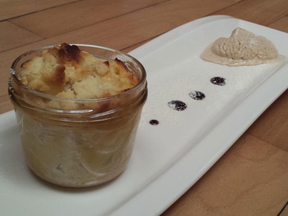 Bratapfel im Glas mit Zimteis