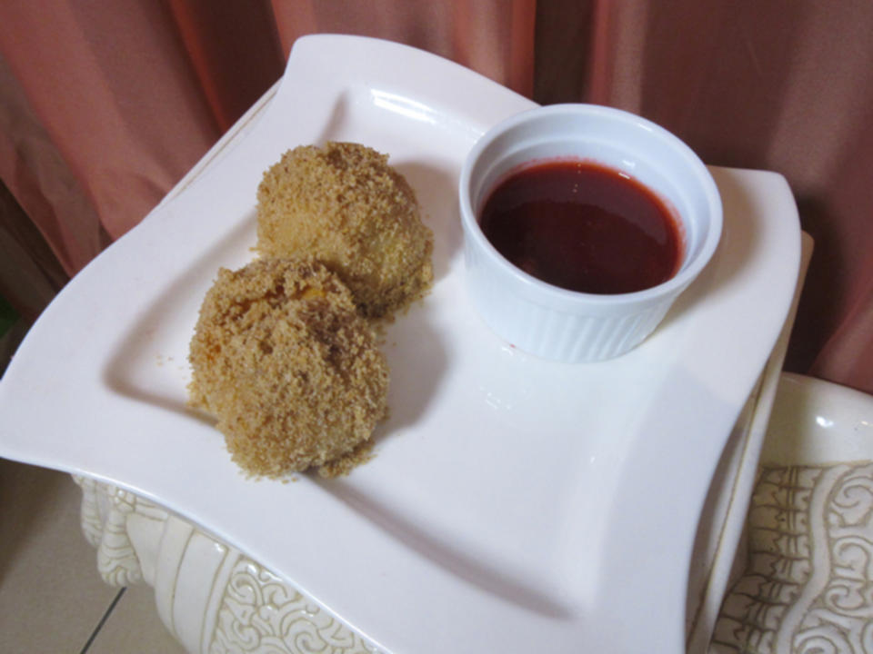Marillenknödel mit Butterbrösel, dazu Zwetschgen-Gröstl