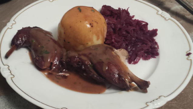 Das perfekte Dinner Rezepte - Kaninchenkeulen mit Klößen und Rotkohl