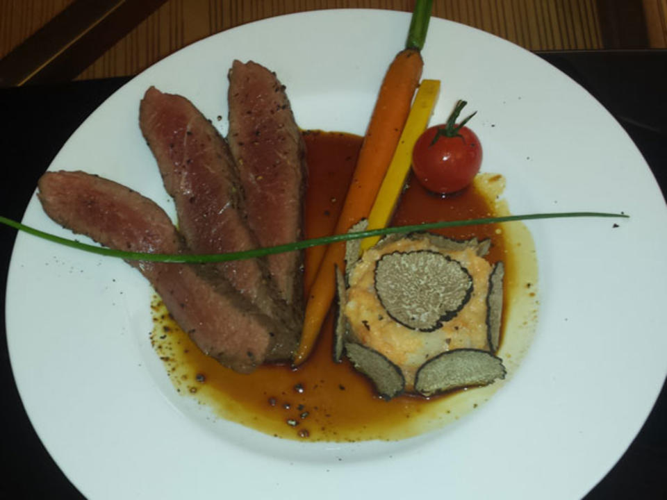 Flanksteak vom Rind, getrüffeltem Kartoffel-Sellerie Püree und glasierten Karotten