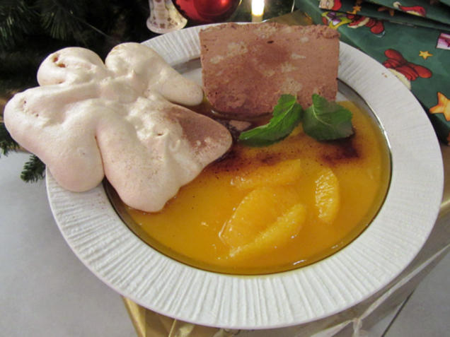 Lebkuchenparfait auf Fruchtspiegel mit Schneeengel