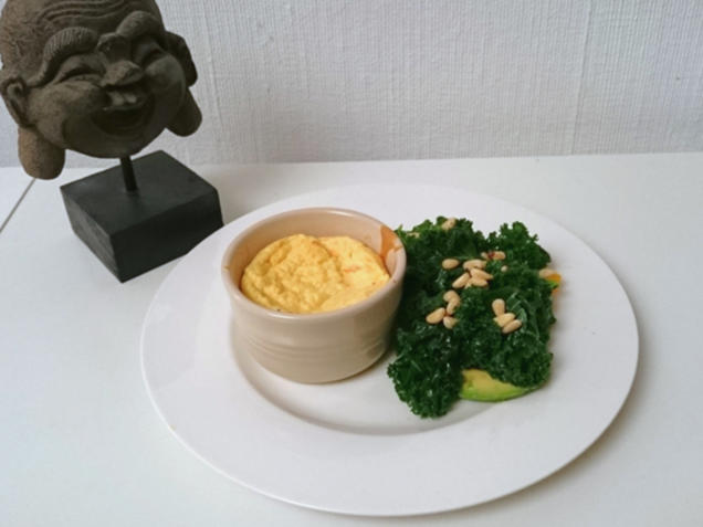 Lachs-Soufflé mit Kale Salad, Avocado, Pinienkernen und Mango