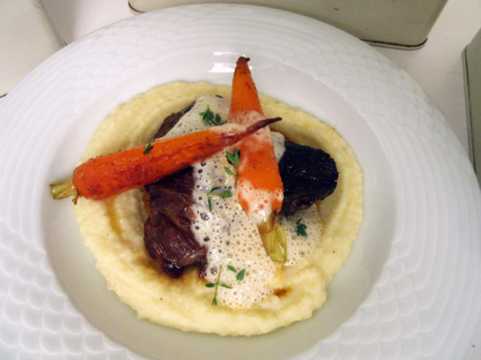 Bäckchen vom Kalb mit Kartoffel-Sellerie Püree und Möhrchen