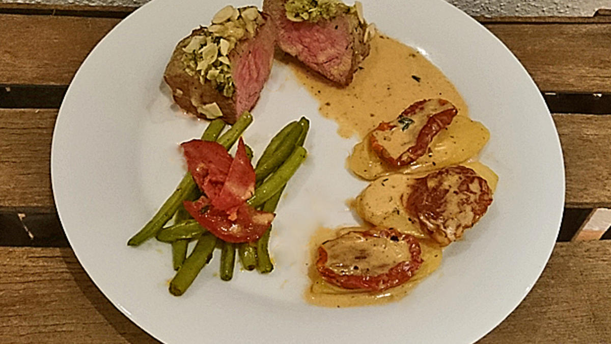 Das perfekte Dinner Rezepte - Kalbsfilet in zarter Mandelkruste auf ...