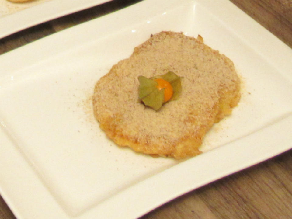 Ananas-Beignets mit Zimt-Limetten-Zucker und selbstgemachtem Vanilleeis mit Früchten