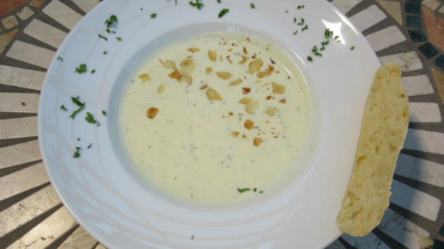 Das Perfekte Dinner Rezepte Spanische Mandelsuppe Mit Versteckten Fruchtstuckchen Und Selbstgebackenem Brot