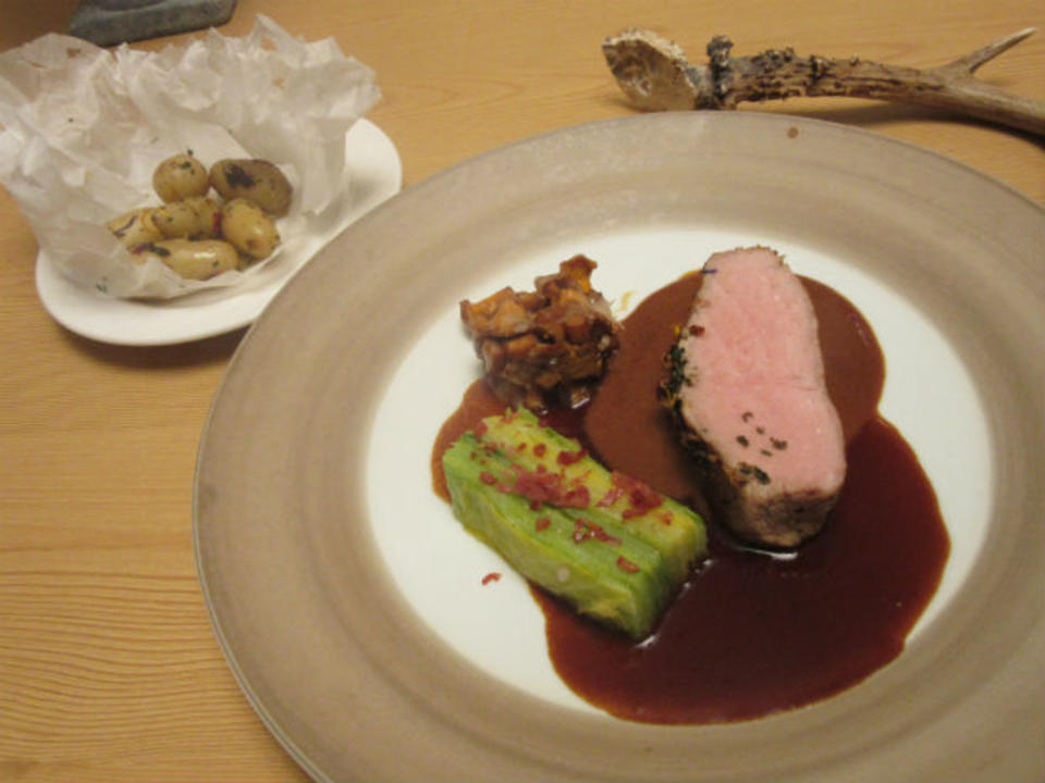 Tiroler Kaiser-Kalb in Heu und Wiesenblumen gegart