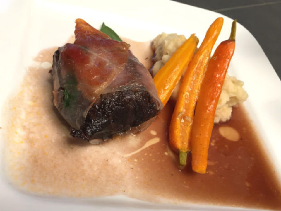 Saltimbocca vom Kalbsbäckchen / Vanille-Ingwer-Möhren / Sellerie-Kartoffelbrei