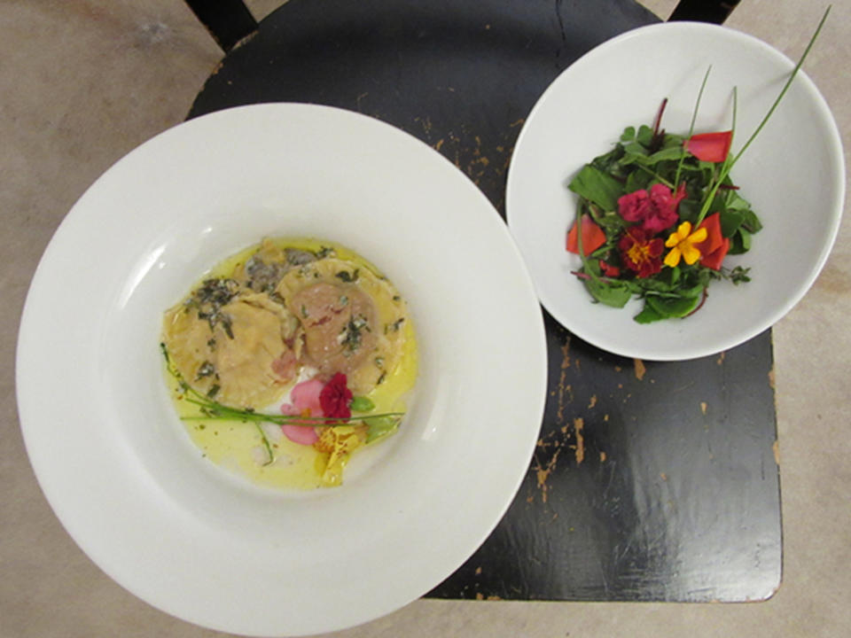 Dreierlei Ravioli mit kleinem Blütensalat