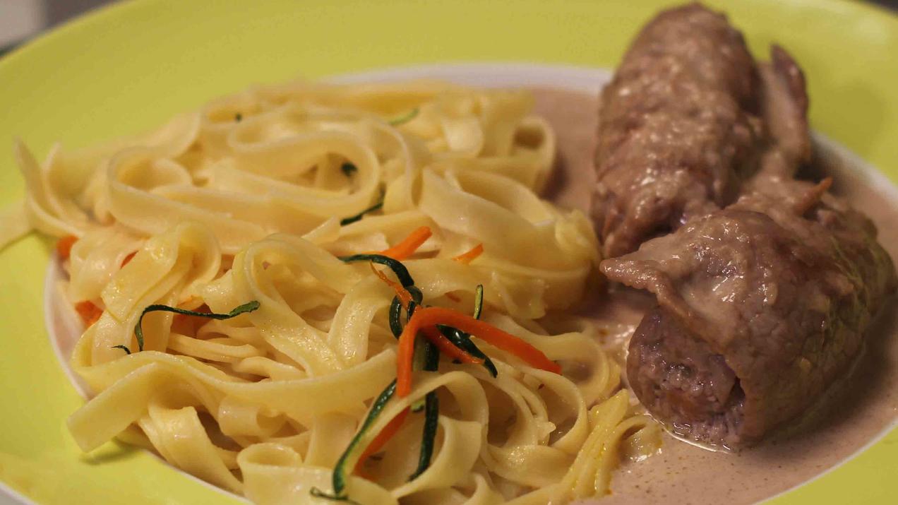 Das perfekte Dinner Rezepte - Kalbsröllchen mit Parmaschinken auf einer ...