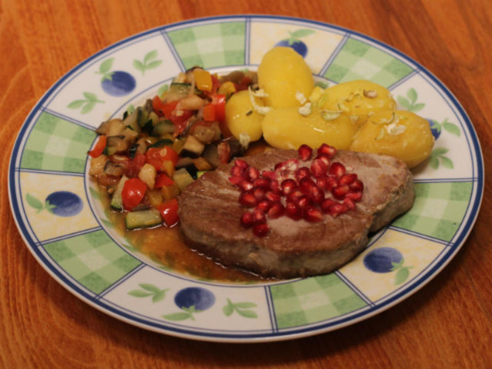 Thunfisch-Medaillons mit Ratatouille-Gemüse und Zitronen-Kartoffeln