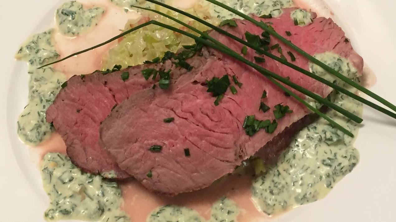 Das perfekte Dinner Rezepte - Kräuter-Roastbeef mit grüner Mayonnaise ...