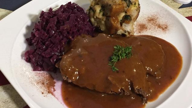 Das perfekte Dinner Rezepte - Sauerbraten mit Semmelknödeln und ...