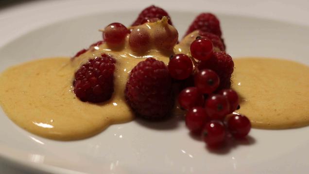 Das perfekte Dinner Rezepte - Zabaione mit roten Früchten der Saison