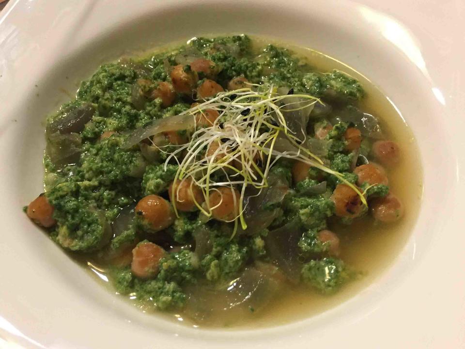 Spinatcreme in klarer Kichererbsen-Suppe mit Eierstich