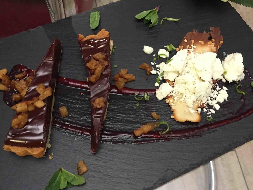 Tarte: Schoko-Birnen-Tarte mit Minze-Frischkäse-Eis