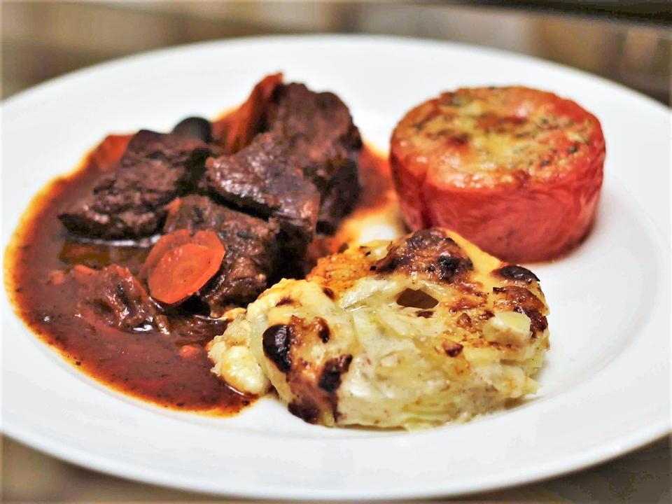 Boef du Bourguignon mit Kartoffelgratin und Tomaten à la Provencale