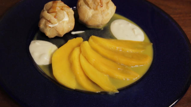 Das perfekte Dinner Rezepte - Gefüllte Profiterols auf Beerenspiegel