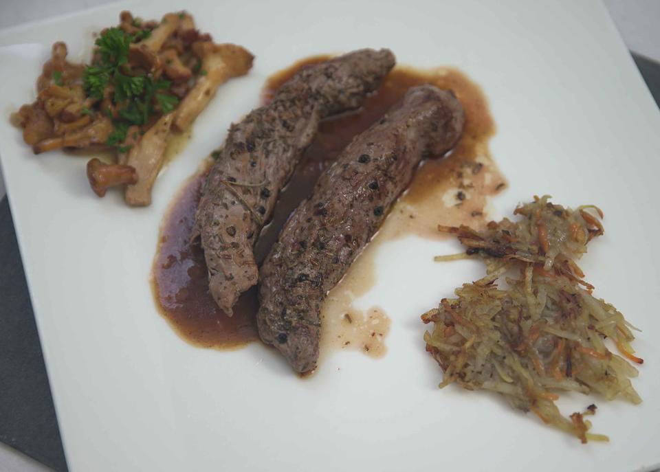 Harzer Wiesenleckerei (Lamm) mit selbst gemachten Rösti und Pfifferlingen